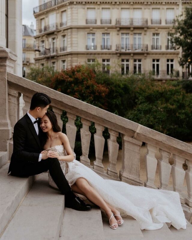 Nichole and Edward are literally painting Paris with love with their dreamy pre-wedding shoot 🤍✨ We love how he even brought his own camera to take photos of her 📸
.
.
Photos by #throughtheglassparis 
MUAH @makeupartist_jane 
Wedding dress @topbridalparis @riccasposa
Heels @renecaovilla