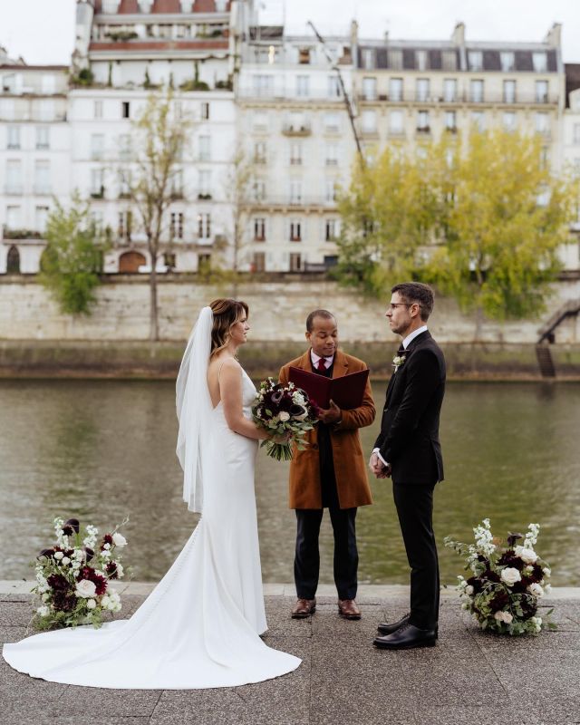 Laura & Bill 💚 and their ceremony at Ile Saint Louis 🍃 This location forever holds a dear meaning to us as it was the spot that we organized our first elopement 🥹  #thepariselopement #throughtheglassparis