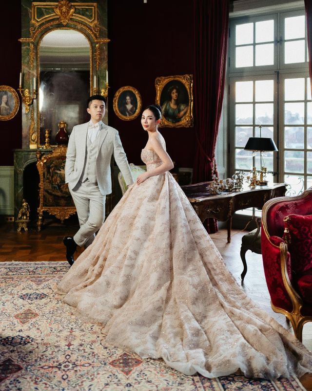 Enchanted by the timeless elegance of @chateau_de_villette, where history whispers through the grandiose gardens and its majestic rooms ✨ Our bride in @nicolefeliciacouture dress, and their each step through this 17th-century jewel felt like a walk through a fairytale. 🩷  #throughtheglassparis
@theheritagecollection 
@makeupartist_jane